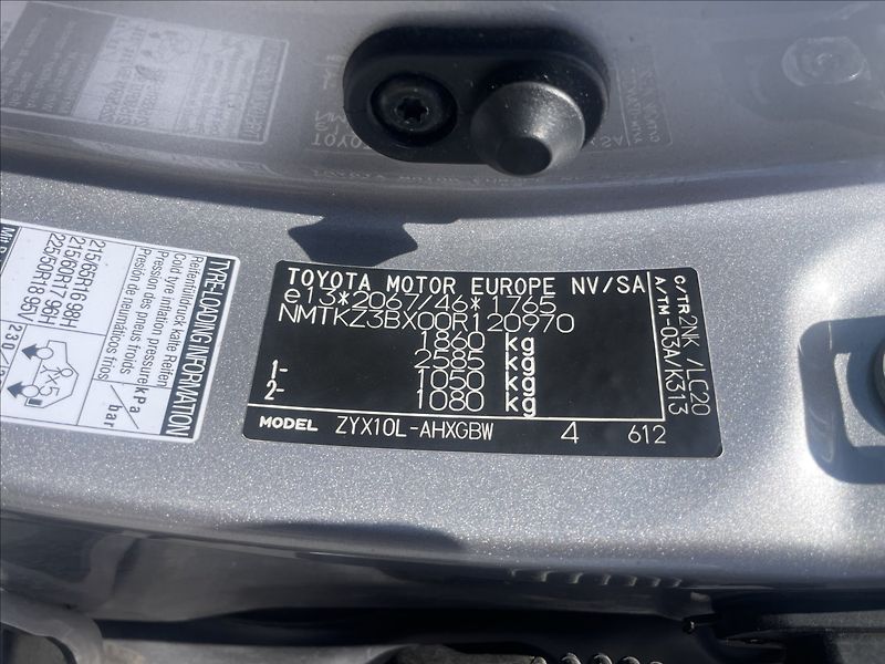 Toyota C-HR 1,8 i 73kw Hybrid e-CVT - fotka 26 z 34