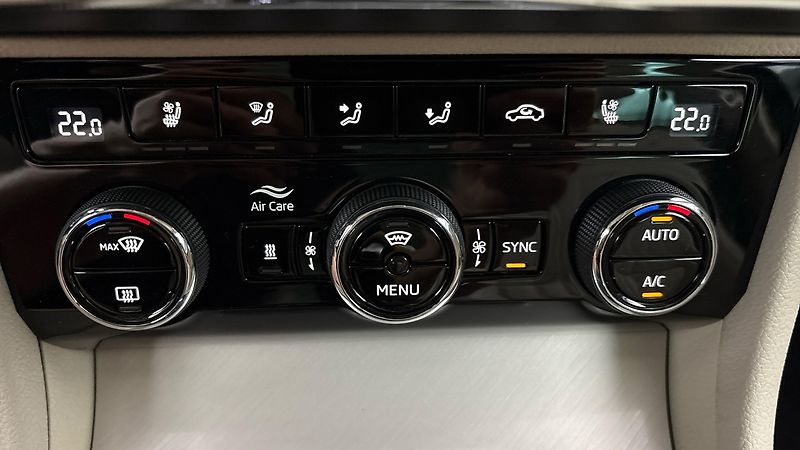 Škoda Superb 2.0 TDI DSG 4x4 L&K Combi - fotka 13 z 36