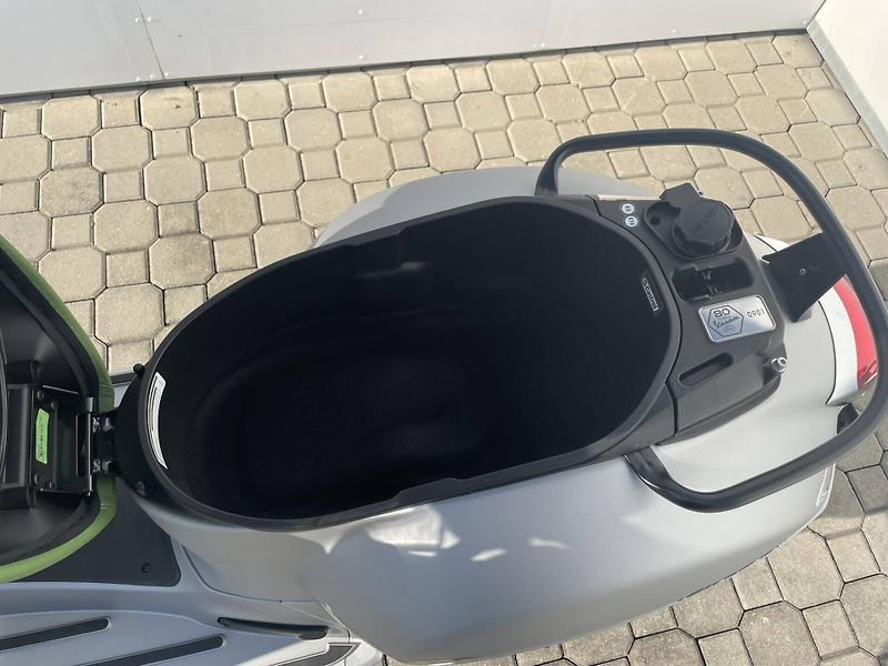Vespa (2026) GTS 310 Edizione Ottantesimo - fotka 18 z 20
