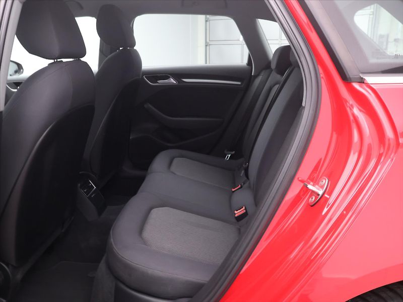 Audi A3 1,6 TDI 81kW Automat CZ - fotka 14 z 28