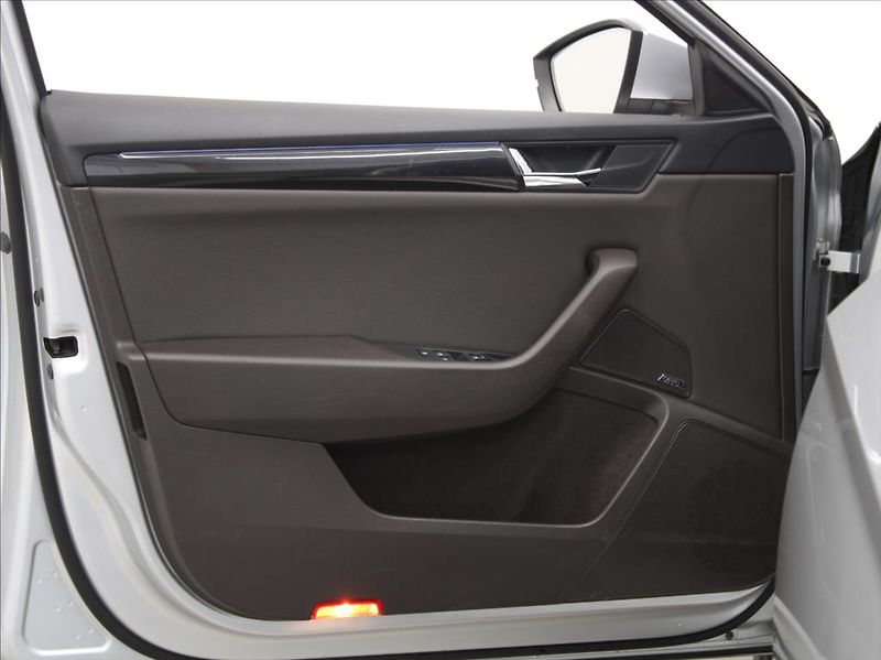 Škoda Superb 2,0 TDi 140kW Laurin & Klement - fotka 20 z 32