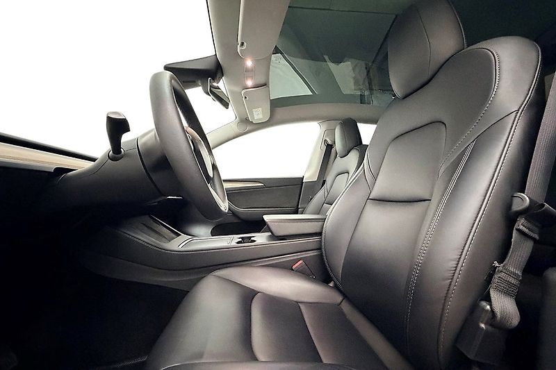 Tesla Model Y Long Range AWD - fotka 10 z 31