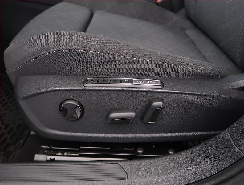 Volkswagen Golf (2024) Life 1.5 eTSI, digi klima - fotka 21 z 23