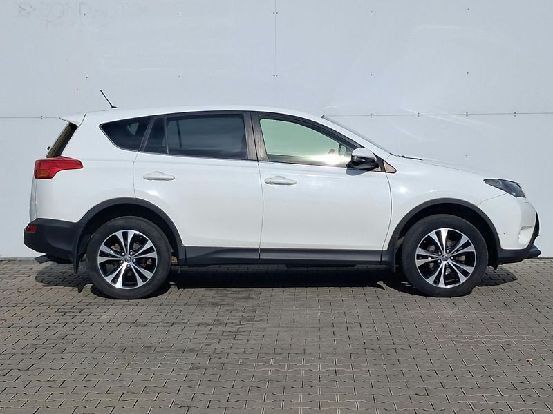 Toyota RAV4 2.2 D-4D Active 4x4 - fotka 8 z 24