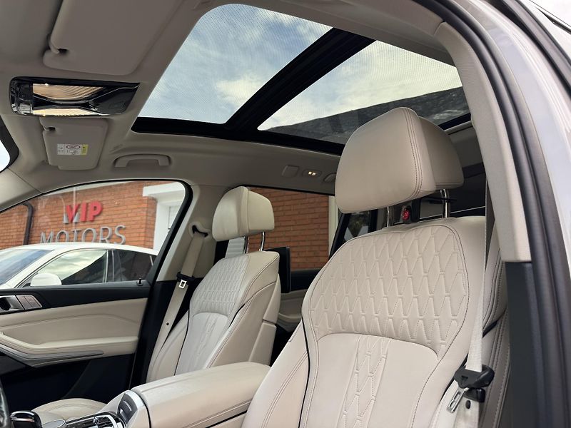 BMW X7 40xD-R22-SKY-LCD-NOČNÍ V-ČR - fotka 12 z 44