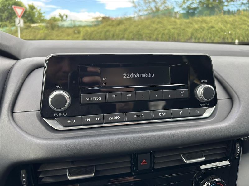 Nissan Qashqai 1,3 DIG-T Visia PLNÝ SERVIS - fotka 18 z 39