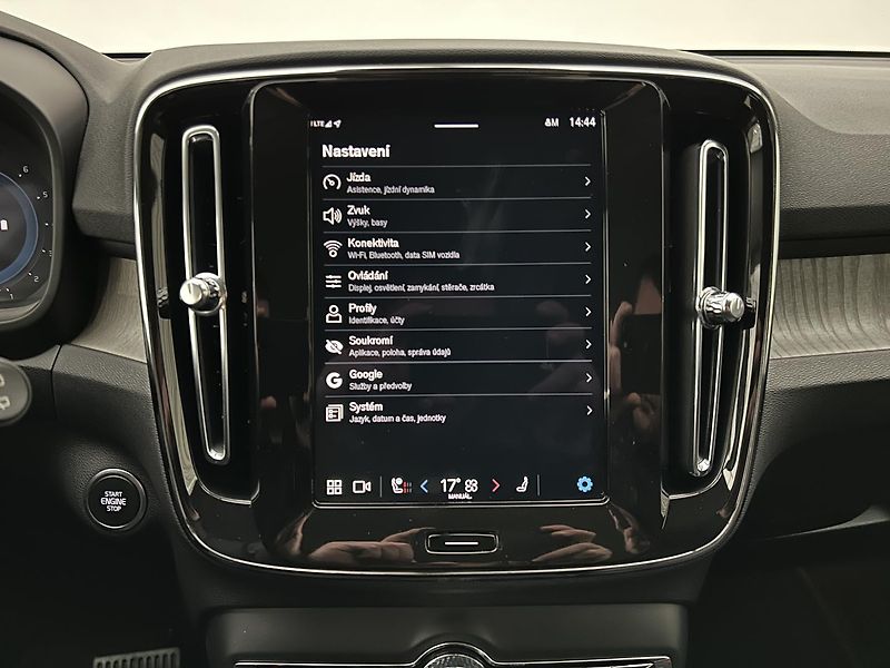 Volvo XC40 2.0 B3 ESSENTIAL - fotka 27 z 30