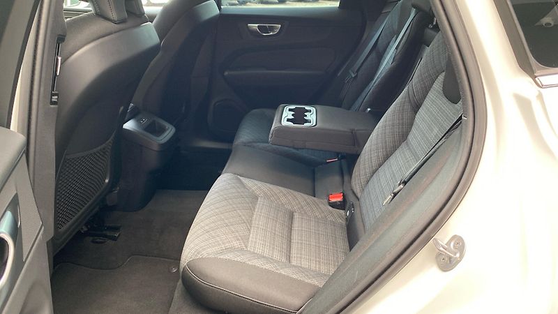 Volvo XC60 CORE, B4 AWD, 145+10 kW / 197+ - fotka 8 z 35