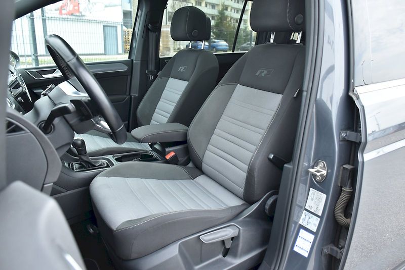 Volkswagen Touran (2021) R-Line 2,0 TDI 110kW 7DSG - fotka 26 z 35