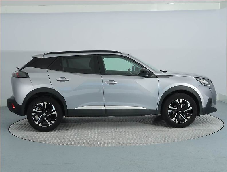Peugeot 2008 (2022) Allure 1.2 PureTech, Automat - fotka 6 z 14