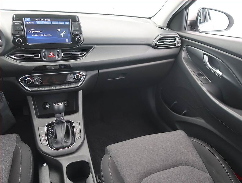 Hyundai i30 (2023) Smart 1.0 T-GDI - fotka 8 z 17
