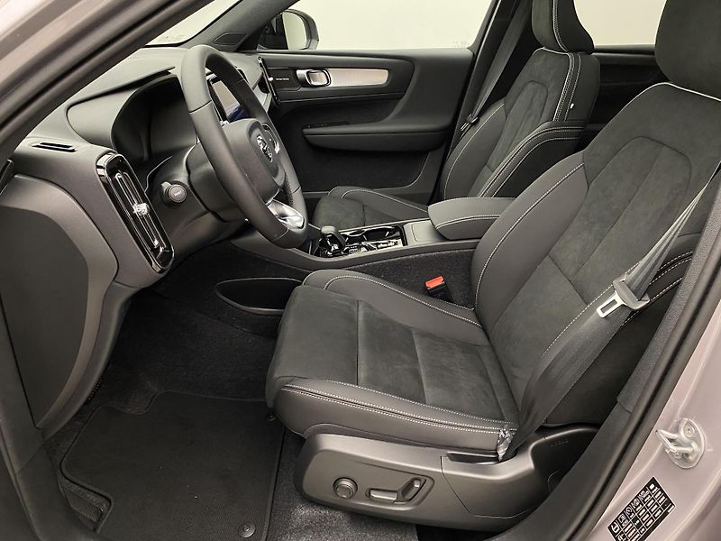 Volvo XC40 (2026) B4 AUT DARK PLUS - fotka 3 z 54