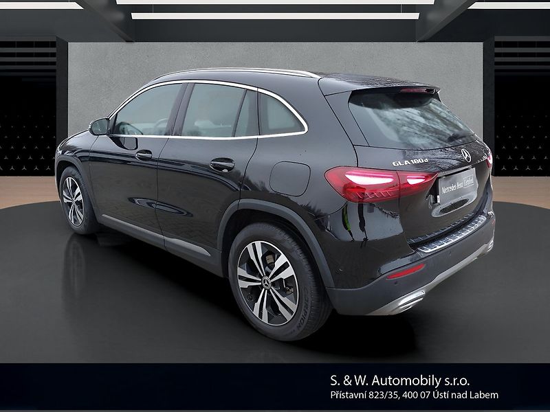Mercedes-Benz GLA GLA180d - fotka 7 z 26
