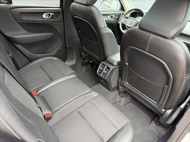 Volvo XC40 1.5 T3 Momentum/Panorama - fotka 28 z 29