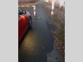 Policie zadokumentovala případ muže, který umýval auto na břehu nádrže u Pasohlávek a nechal téct saponáty do vody.