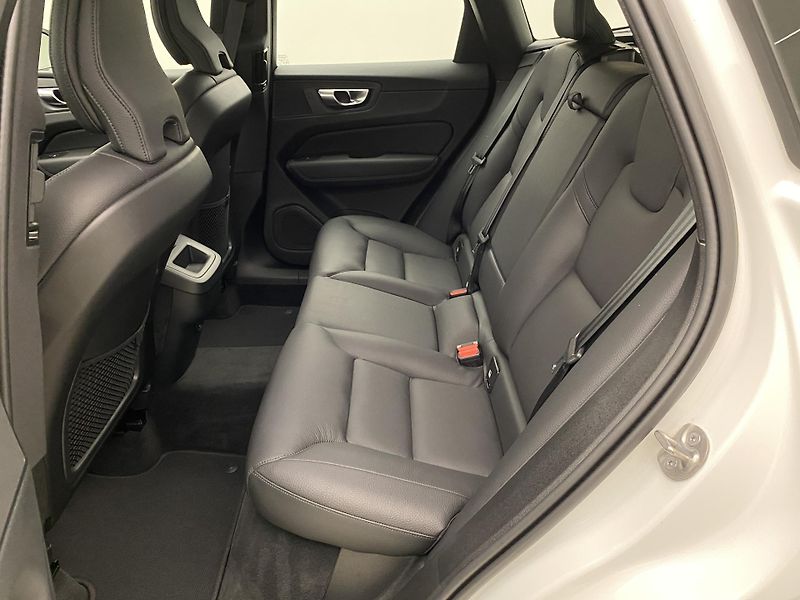 Volvo XC60 B5 AWD DARK PLUS AUT CZ - fotka 5 z 60