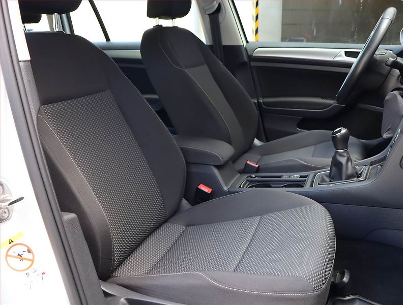 Volkswagen Golf (2019) 1.5 TSI, Tempomat - fotka 9 z 15