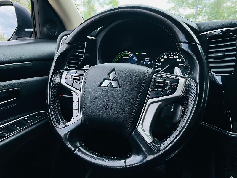 Mitsubishi Outlander 2.4i+HYBRID 4x4 SERVISKA TAŽNÉ - fotka 31 z 53