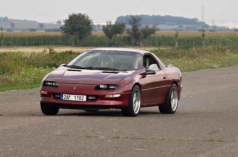 Sraz amerických vozů Chevrolet Camaro a Pontiac Firebird v Kolíně.