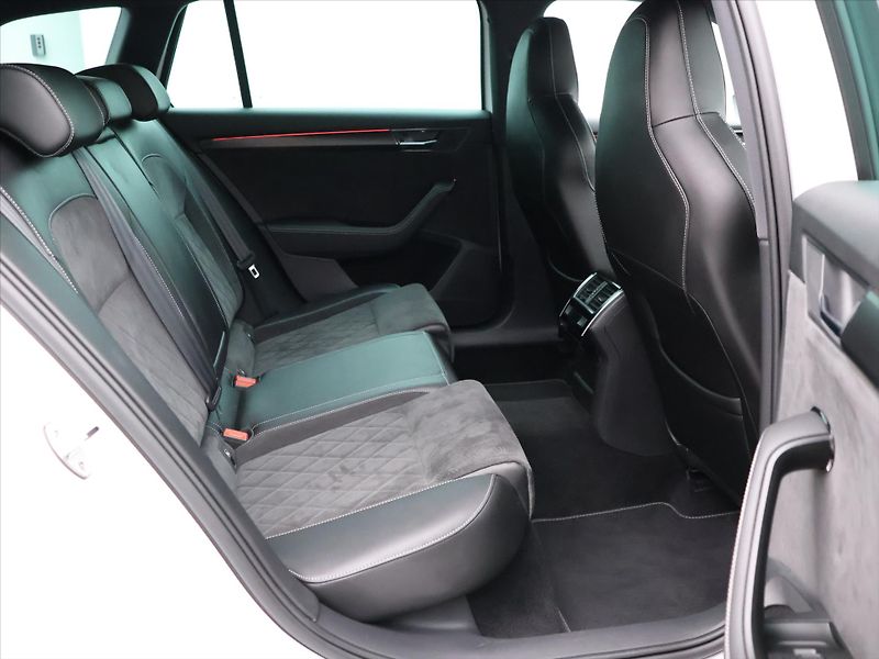 Škoda Superb 2.0 TSI 200kW DSG SportLine - fotka 14 z 42
