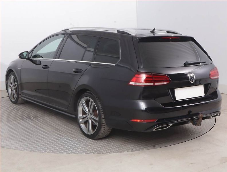 Volkswagen Golf (2018) R-Line 1.5 TSI, Automat - fotka 4 z 17