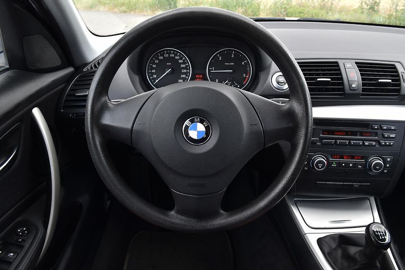 BMW Řada 1 120d 6st 130 kW, KLIMA, ALU - fotka 11 z 33