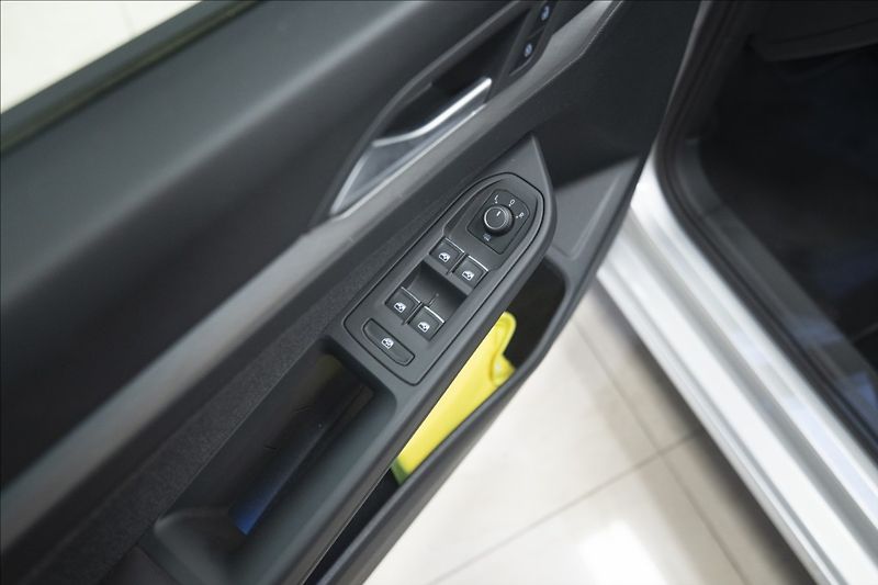 Volkswagen Golf 1,5 TSI KEYLESS KAMERA VÝHŘEV - fotka 19 z 42