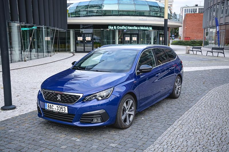 Peugeot 308 (2020) GT NAVI1.5 BlueHDi ČR 1MAJITEL - fotka 12 z 33