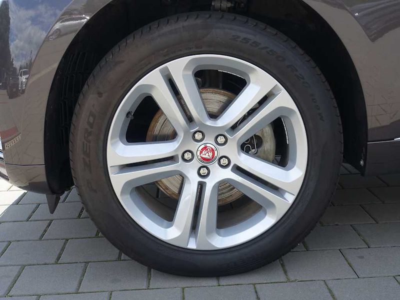 Jaguar F-Pace 2,0 R-Dynamic SE D200 4x4 - fotka 2 z 43