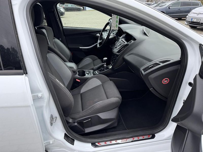 Ford Focus ST 2.0 EB 184 kW nehavar. - fotka 10 z 12