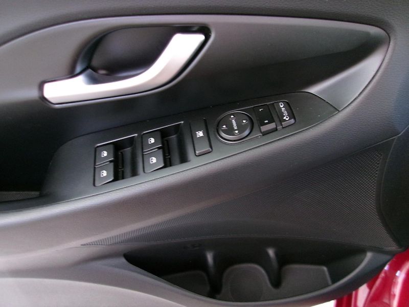 Hyundai i30 (2023) 1.0T-GDi 88kW SMART NAVI - fotka 12 z 20