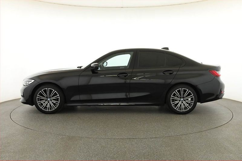BMW Řada 3 (2021) 318 d - fotka 3 z 17