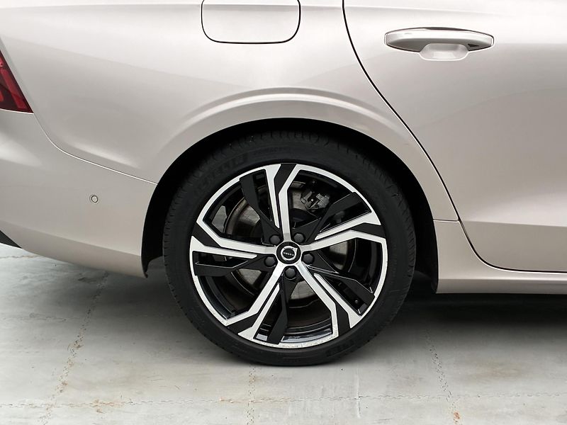 Volvo S60 2,0 B5 184kW Ultimate Dark DPH - fotka 9 z 31