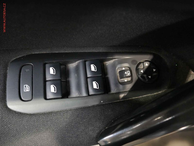 Peugeot 308 (2018) 1.2PT, 1.maj,ČR - fotka 16 z 19