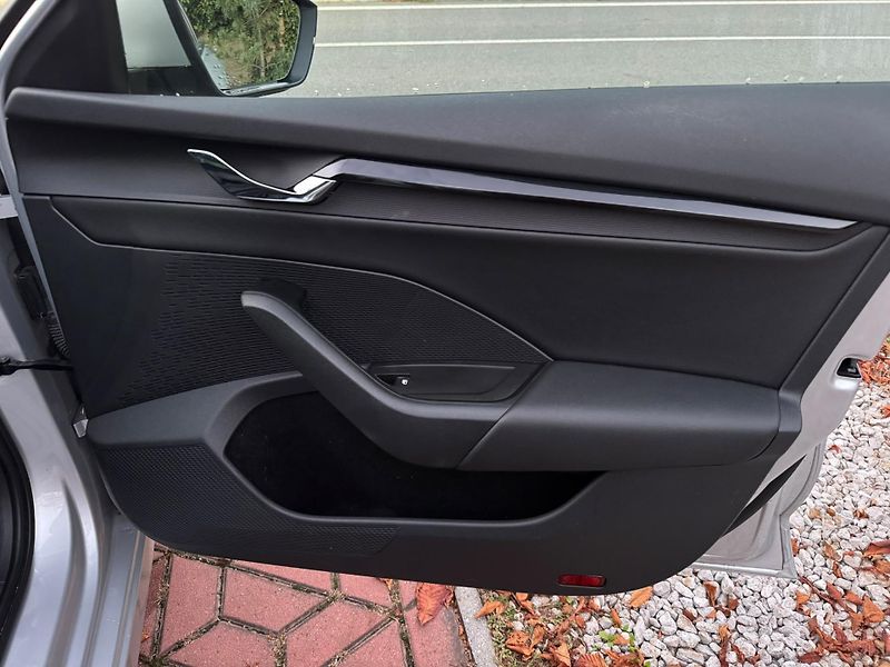 Škoda Octavia 1.5TSi 1.MAJ ČR NEBOUR. ZÁRUKA - fotka 20 z 23