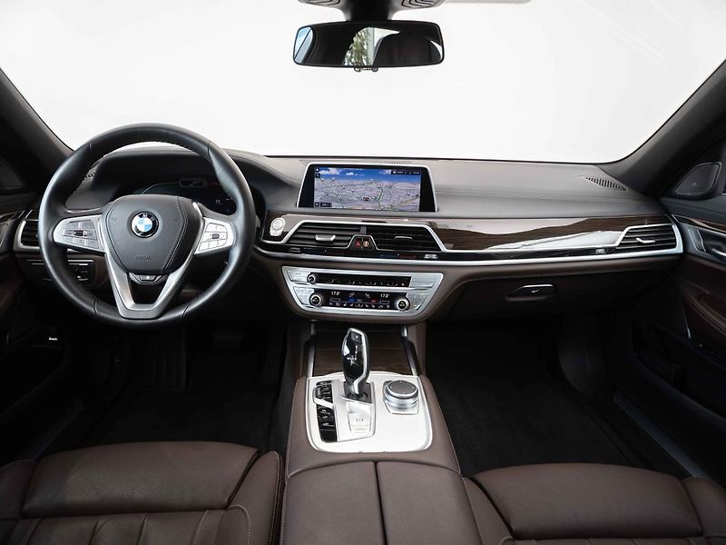 BMW Řada 7 750Li xDrive Sedan - fotka 12 z 22