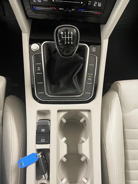 Volkswagen Passat 2.0TDI 110 kW BMT Elegance, ČR - fotka 19 z 29