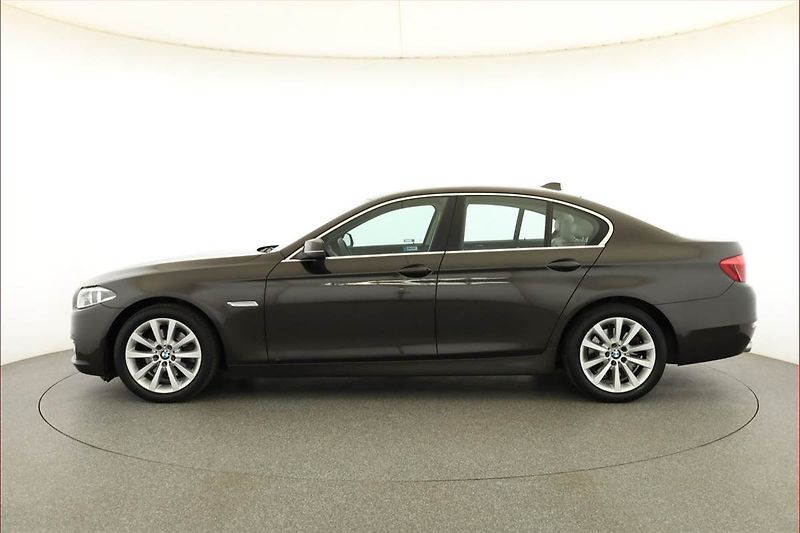 BMW Řada 5 (2016) 520d xDrive, 4X4, Automat, ČR - fotka 3 z 20