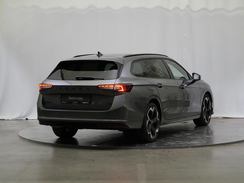 Škoda Superb - fotka 2 z 30