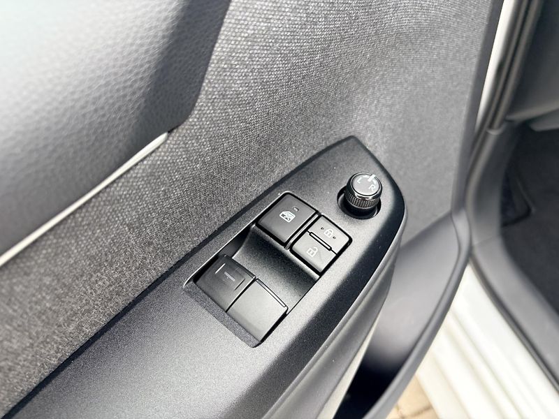 Toyota Yaris 1.5 VVT-i HYBRID - fotka 11 z 36
