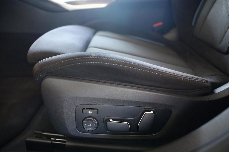 BMW Řada 3 330d xDrive Touring - fotka 23 z 25