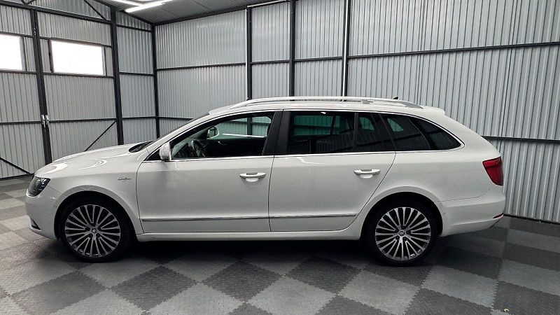 Škoda Superb (2014) Laurin & Klement - fotka 4 z 22