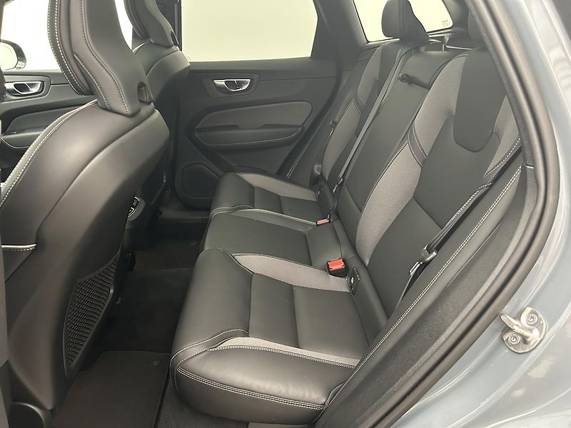 Volvo XC60 2.0 B4 4x4 ULTIMATE - fotka 12 z 31