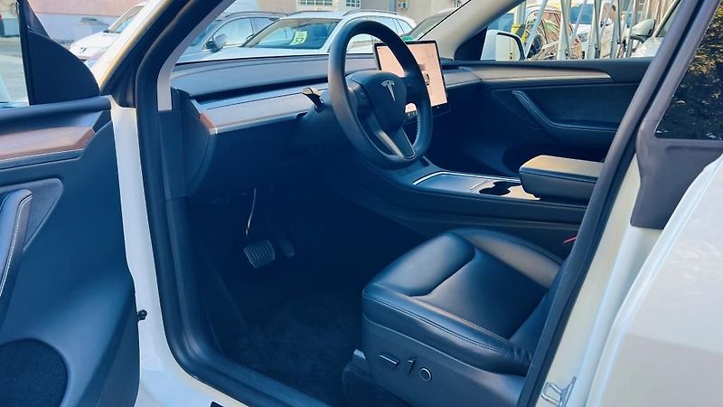 Tesla Model Y (2022) LR AWD Berlin Záruka SoH 93,4% - fotka 8 z 57