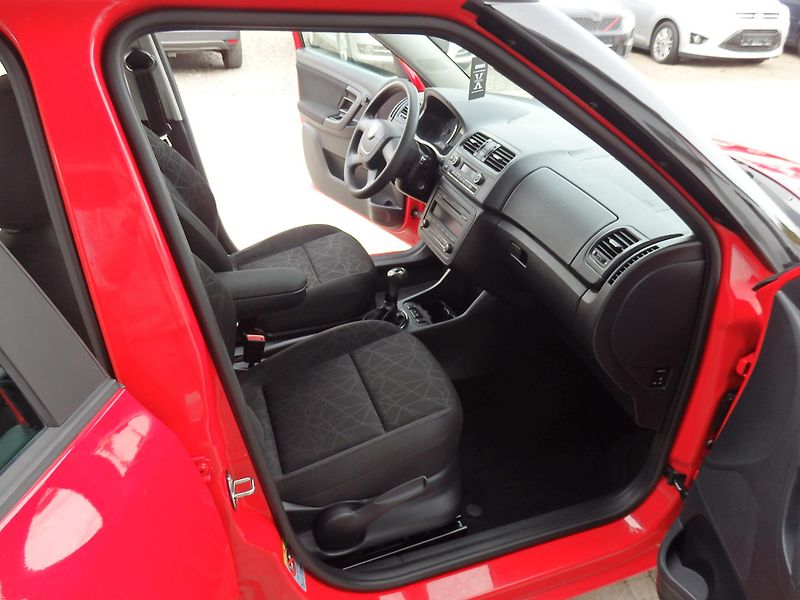 Škoda Fabia 1.2 TSI 77kW DIGI.KLIMA FAMILY - fotka 11 z 16