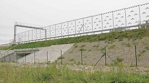 Obří ptačí sítě budou jako první v ČR chránit tuzemský úsek dálnice D55 na Slovácku.