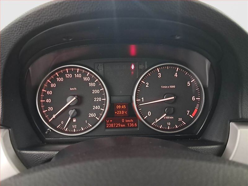 BMW Řada 3 (2009) 318 i, Tempomat - fotka 11 z 18