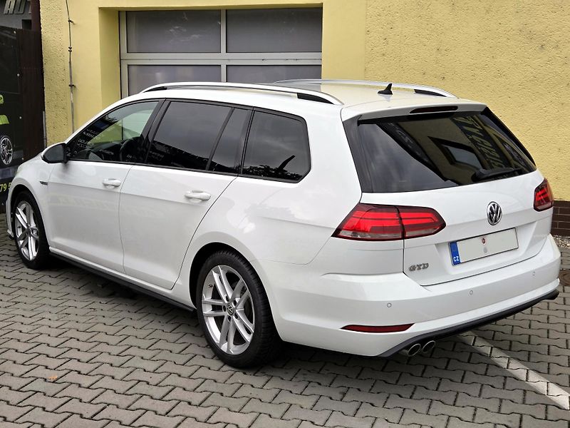 Volkswagen Golf 2,0GTD 135kW DSG, DPH, SERVIS  - fotka 10 z 51