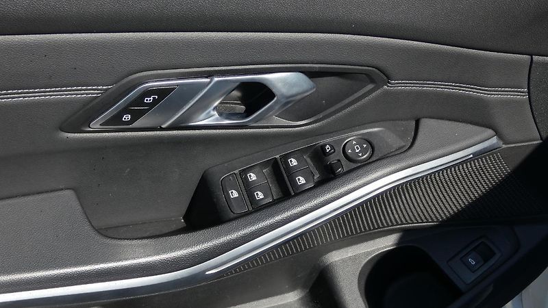 BMW Řada 3 318d Touring - fotka 9 z 22