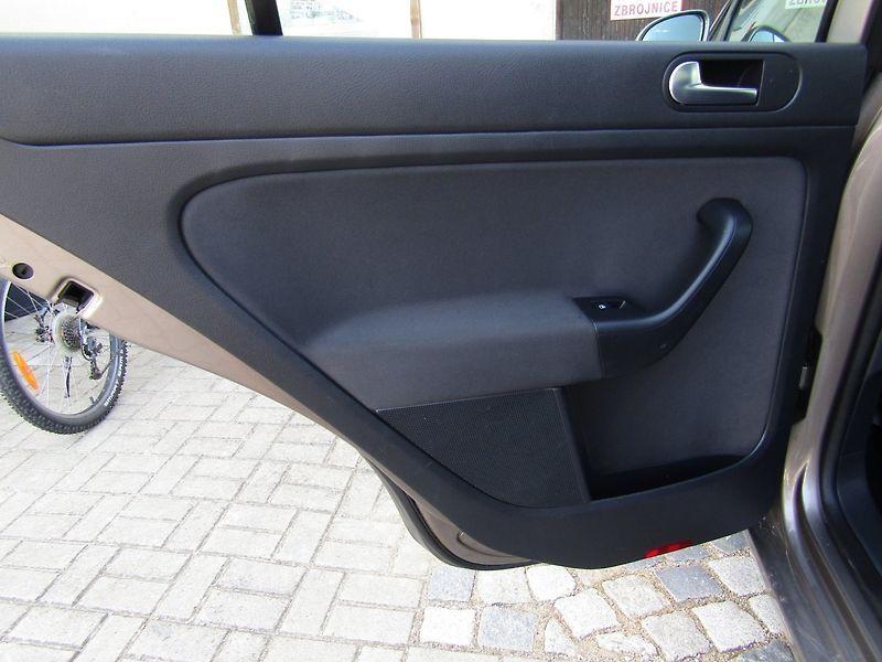Volkswagen Golf Plus (2010) 1.4 16V 59kW - fotka 19 z 37